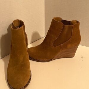 Lucky Brand Yamka Tan Chelsea Wedge Ankle  Boots Booties Size 9.5 Suede Leather.
